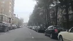 Одна полоса дороги по ул.Панфилова занята припаркованными авто. Видео горожанина