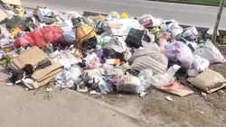 На Тоголок Молдо-Фере гора мусора