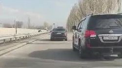 По дороге в аэропорт «Манас» «Крузак» не дает проехать, блокируя проезд. Видео