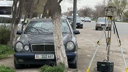 «Мерседес» с треногой припарковался в зеленой зоне. Фото горожанина