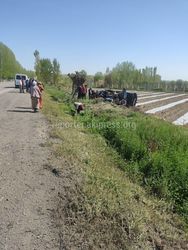 Lexus 470 перевернулся и слетел с дороги. Фото с места аварии