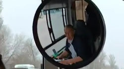 Водитель автобуса №40 курит в салоне. Видео
