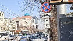 Таксисты захватили остановку на Ахунбаева, общественный транспорт не может подъехать. Видео горожанина