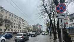 Таксиста оштрафовали на 1000 сомов за парковку на остановке на Ахунбаева. Фото