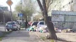 На Алматинке мусор складируют на тротуаре в нескольких метрах от мусорки. Видео