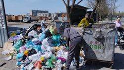 В Октябрьском акимита рассказали, почему горожане складируют мусор на тротуаре по Алматинке. Фото