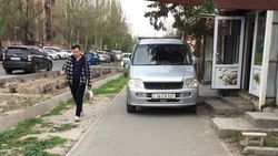 В Бишкеке водитель «Хендай» припарковался на тротуаре