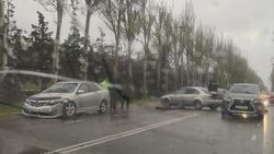 На проспекте Чынгыза Айтматова столкнулись «Тойота Камри» и «Фольксваген Пассат»