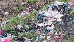 В Тунгуче в оросительный канал выкидывают мешки с отходами швейных цехов. Видео
