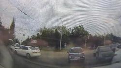 Момент столкновения двух легковушек на Южной магистрали попал на видео