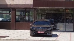300-й «Крузак» с дипномерами припаркован у дверей в здание КГУ им.Арабаева. Разве так можно? Фото горожанина