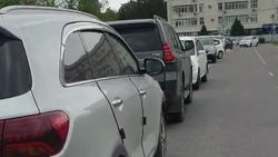 Возле УВК Германа Гмайнера водители паркуются на встречке. Видео