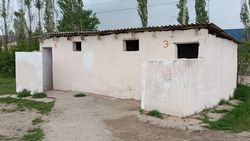 Горожанин жалуется на состояние туалета школы №77 в Ак-Өргө. Видео