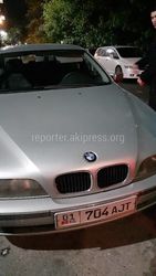 Мусоровоз не смог подъехать к бакам в Аламедине-1 из-за припаркованного BMW, жители передвинули машину своими руками. Видео и фото
