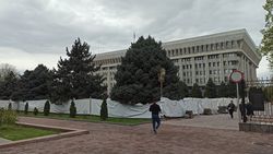 Зачем огородили территорию перед Белым домом? - горожанин