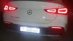 В Кара-Балте замечен «Мерседес» с буквами на госномере BOP. Фото