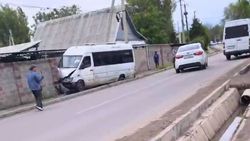 В жилмассиве Бакай-Ата маршрутка №118 врезалась в забор дома