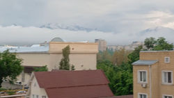 Впечатляющее зрелище: облака накрывают Бишкек