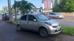 «Не могут или не хотят». «Ниссан» больше недели стоит на тротуаре, патрульные и муниципальная инспекция не нашли владельца. Фото