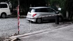 Законно ли в 8 мкр установили шлагбаум? Фото горожанина