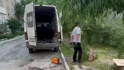 Перед домом в Востоке-5 устанавливают шлагбаум. Законно ли? Видео горожанина