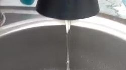 Горожанин жалуется на слабый напор воды в домах по ул.Салиевой. Видео