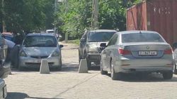 Дорога возле школы №60 снова перекрыта бетонными блоками. Фото