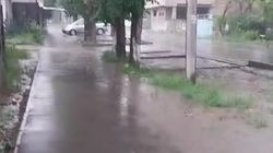 Новый тротуар по ул.Алыбаева топит во время дождя. Видео
