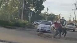 На ул.Калинина водители своими силами латают ямы на дороге. Видео