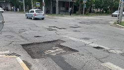 На дороге по ул.Московской сделали ямы и оставили. Фото