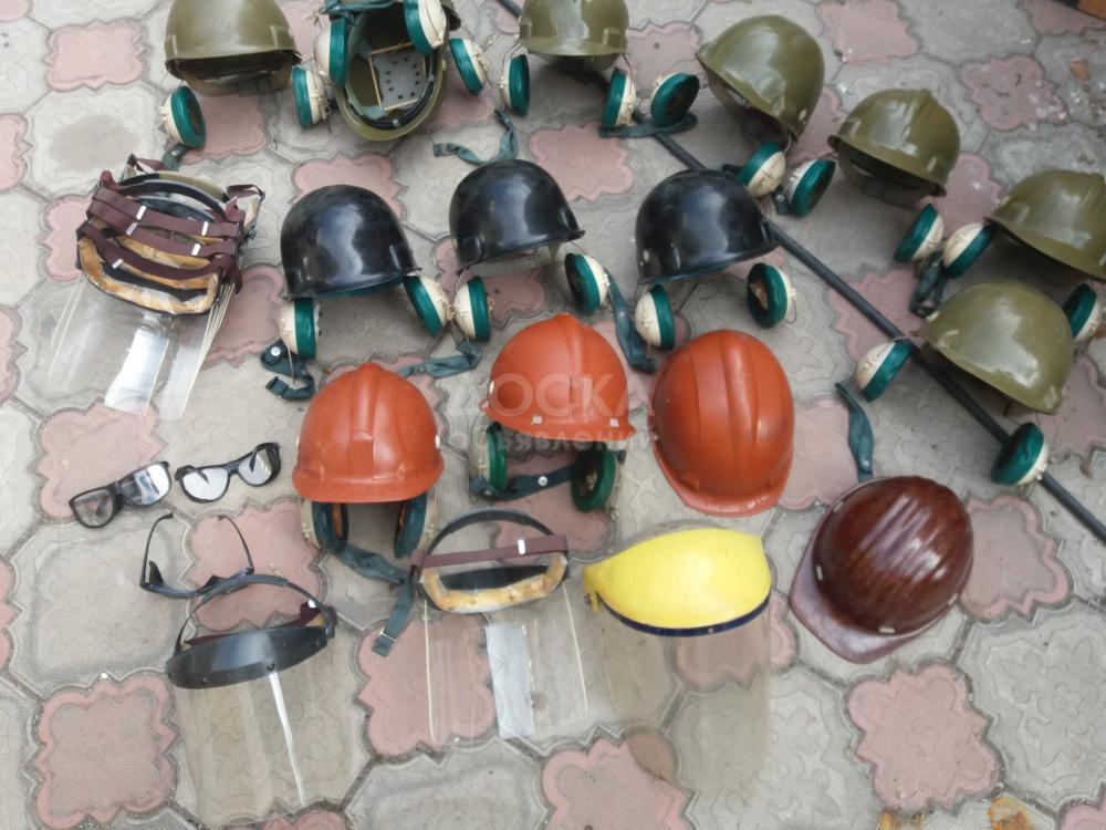 Продаю  каски новые (СССР) :  Строительные с наушником по 360 сом, шахтера "Донбасс" по 700 сом, пожарных  со шлемом и защитным щитом для лица по 980 сом.