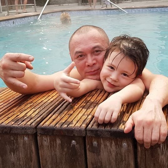С сыном.