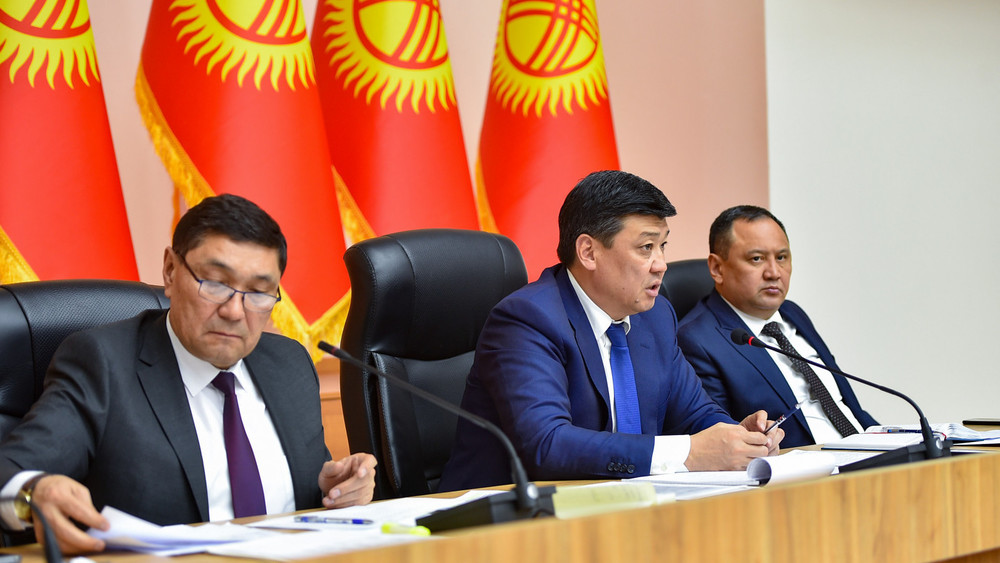 (слева-направо) министр сельского хозяйства Аскарбек Джаныбеков, зампред кабмина Бакыт Торобаев