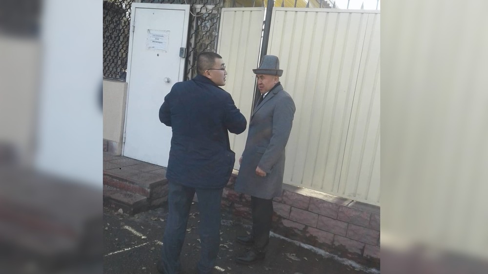 Алтынбек Сулайманов направляется на допрос в ГКНБ