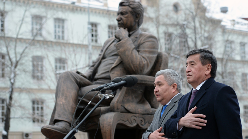 На открытии памятника Айтматову в Москве