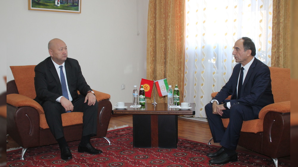 Вице-премьер КР Жениш Разаков и заместитель премьер-министра Таджикистана Азим Иброхим