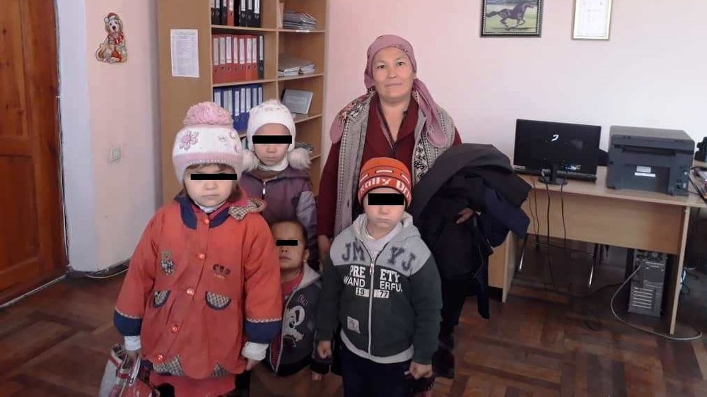 Сагынбу Кенжебаевой вместе с детьми, Жапалакский айыл окмоту
