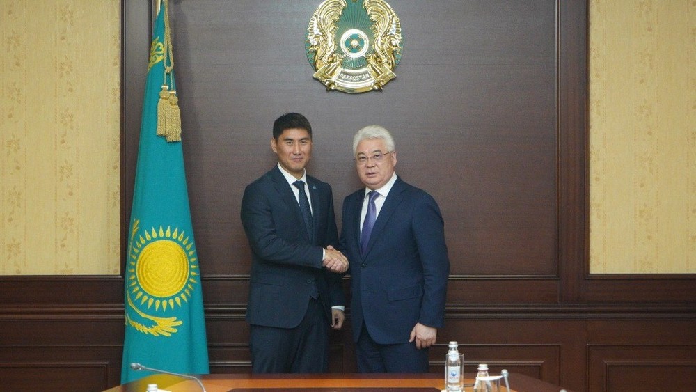 Глава МИД Чингиз Айдарбеков и министр индустрии Казахстана Бейбут Атамкулов