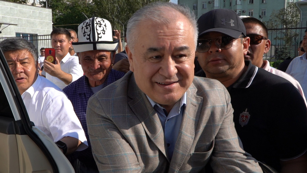 Омурбек Текебаев выходит из здания суда