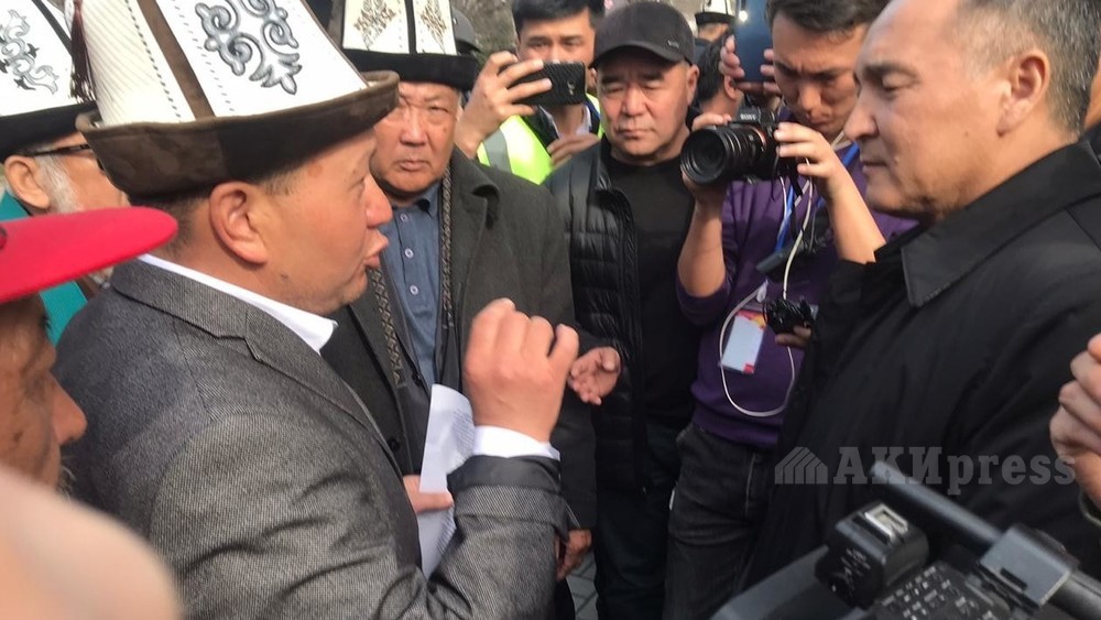 Саякбай Субанов разговаривает с митингующими