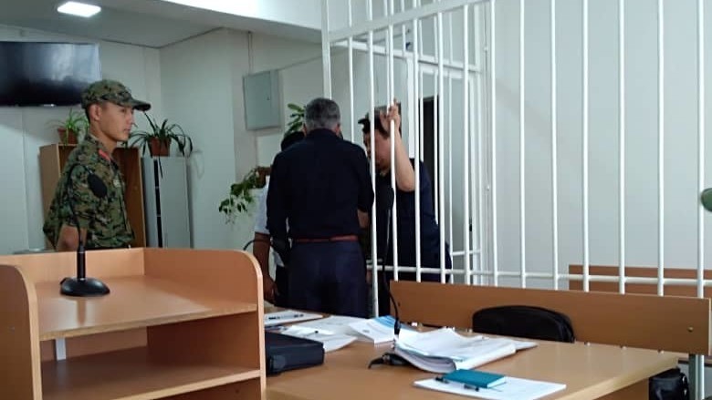 Икрамжан Илмиянов разговаривает с адвокатом