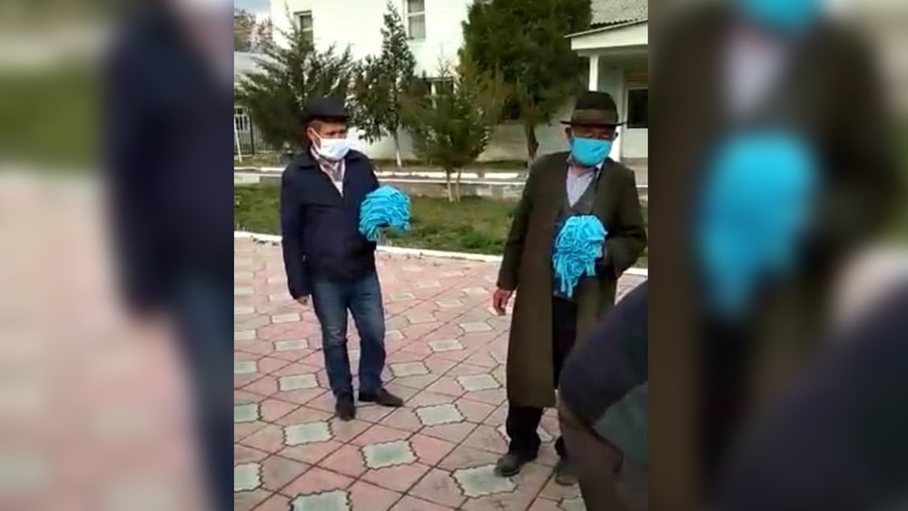 В городе Кызыл-Кия раздали медицинские маски