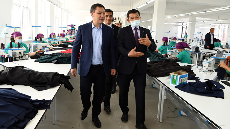 Посещение президентом С.Жапаровым новой швейной фабрики в Джети-Огузском районе 21 августа 2021 года