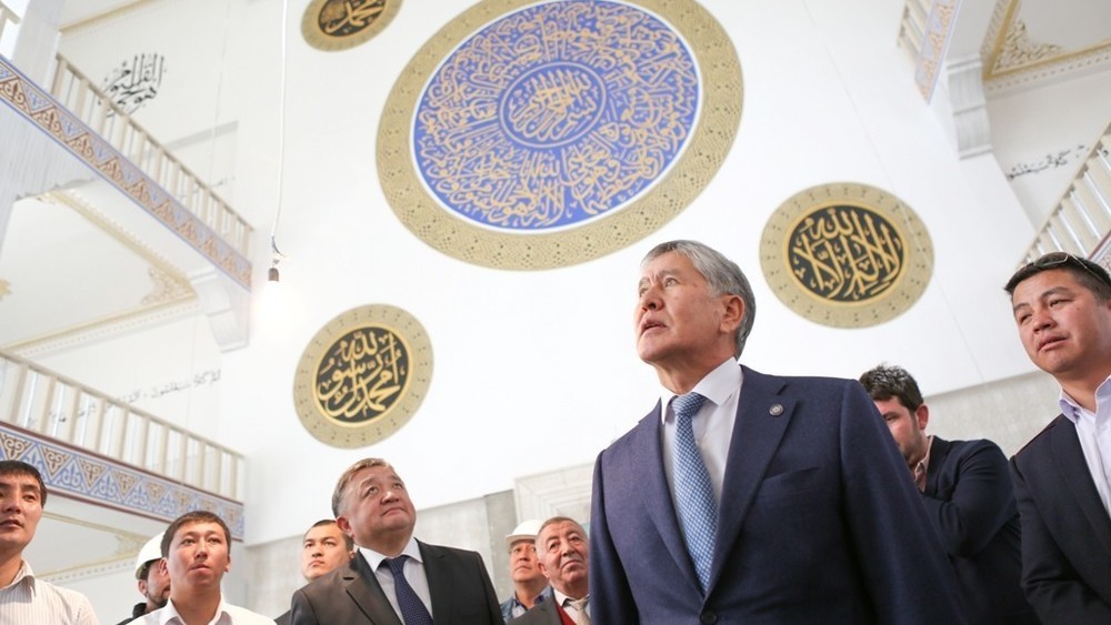 Алмазбек Атамбаев ознакамливается с ходом строительства мечети "7-апрель Шейиттери"