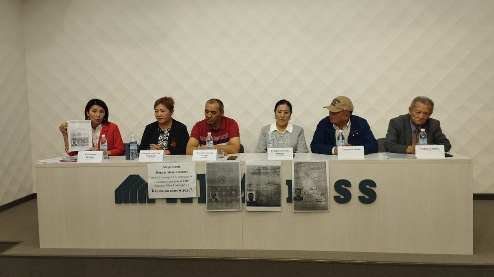 (слева-направо) В.Касымова, Г.Бузурманкулова, И.Бузурманкулов, В.Бузурманкулова, И.Андакеев, К.Умаров