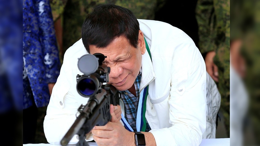 Президент Филиппин Родриго Дутерте с винтовкой