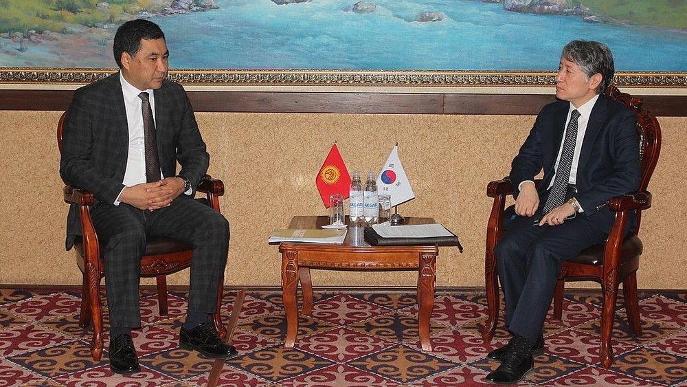 Министр экономики Данияр Амангельдиев, посол Республики Корея Ли Вонджэ