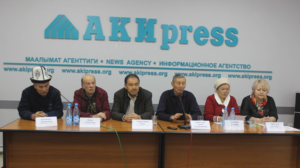 Слева направо: Абдийнимат Казначиев, Александр Дудко, Талас Омуралиев, Токин Байбосунов, Алмакан Туракеева и Гульнара Ермолина