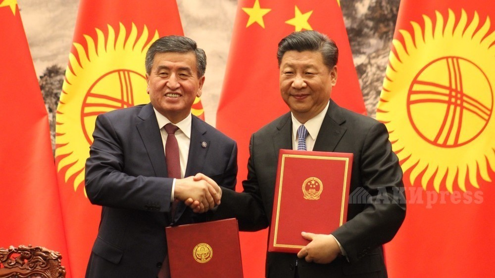 Сооронбай Жээнбеков и Си Цзиньпин на встрече в Китае