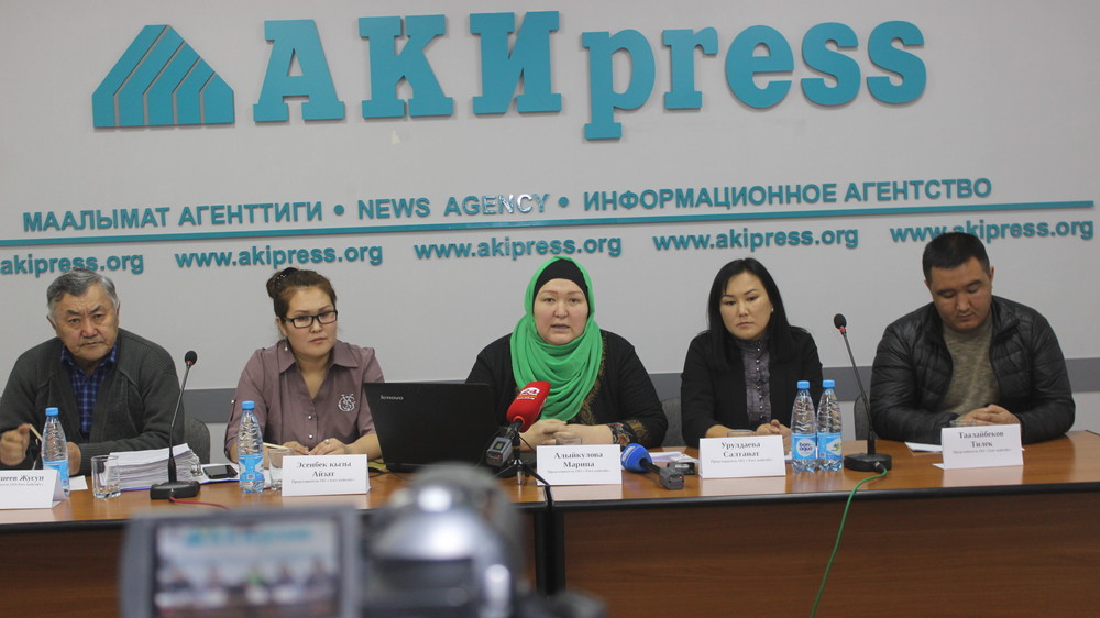 Слева направо: Жусуп Дуйшеев,  Эсенбек кызы Айзат, Марипа Алыйкулова, Салтанат Урулдаева и Тилек Таалайбеков